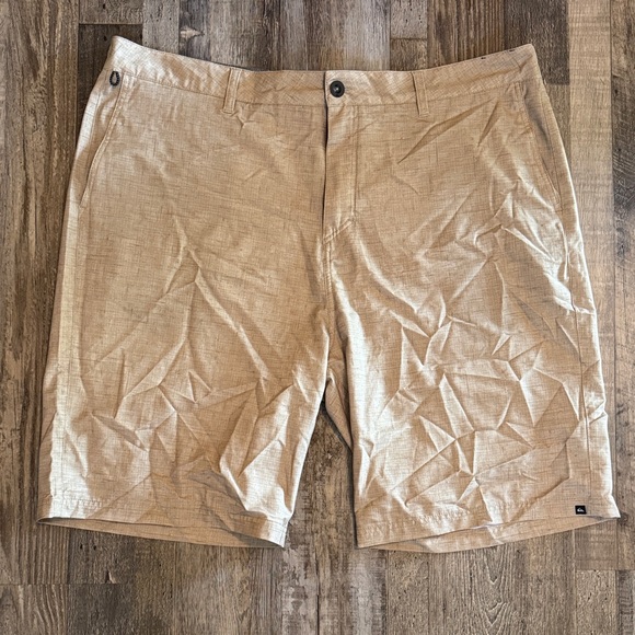Quiksilver Men's Beige Flat Front Shorts - Picture 1 of 6